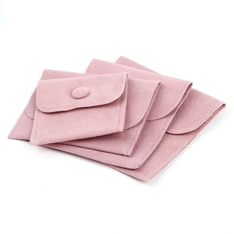 Pochette pour carte de message et bague en velour.