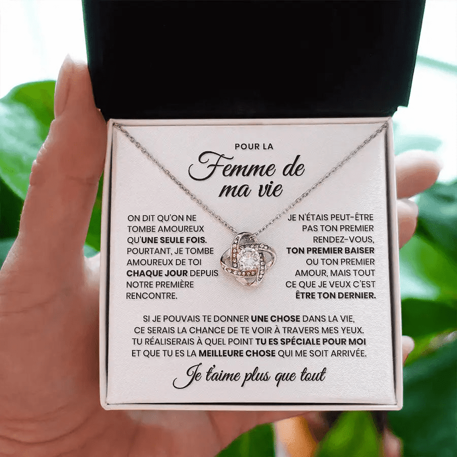 Collier pour femme avec lettre d'amour personnalisée dans un coffret cadeau offert gratuitement par la Bijouterie La Petite Pensée