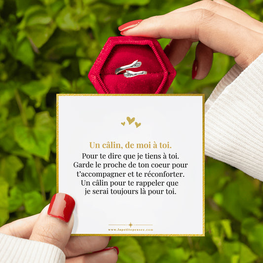 La Bague Câlin de la bijouterie la petite pensée est offerte avec un coffret cadeau une et carte de voeux sentimentale